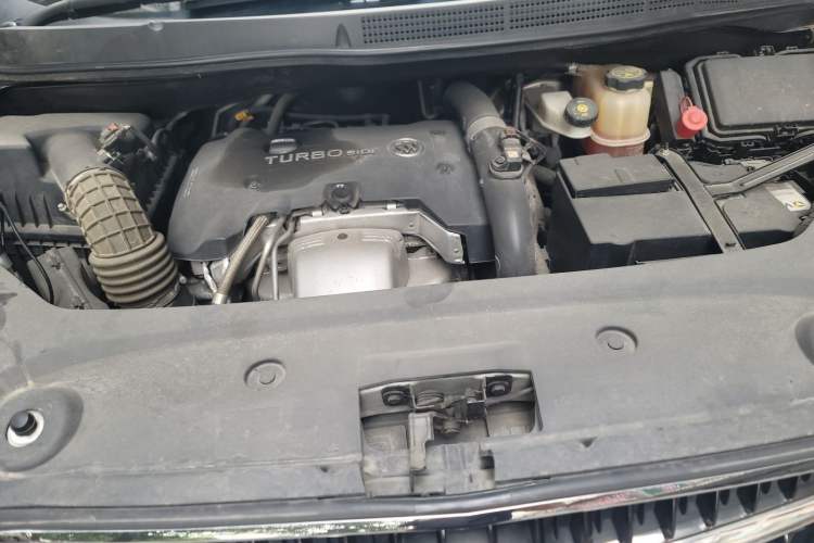Used Buick GL8 2017 ES 28T Flagship Model China V Standard Engine Bay