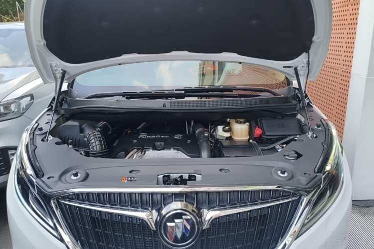 Used Buick GL8 2017 ES 28T Flagship Model China V Standard Engine Bay