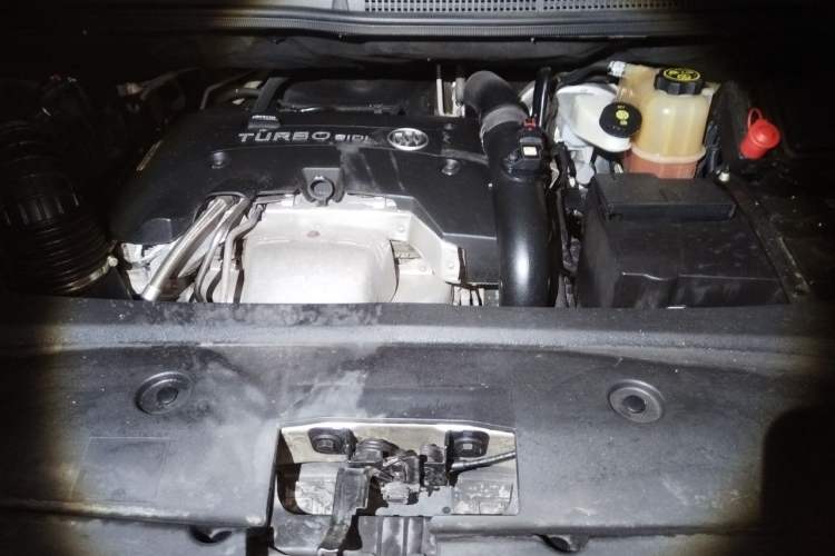Used Buick GL8 2017 ES 28T Flagship Model China V Standard Engine Bay
