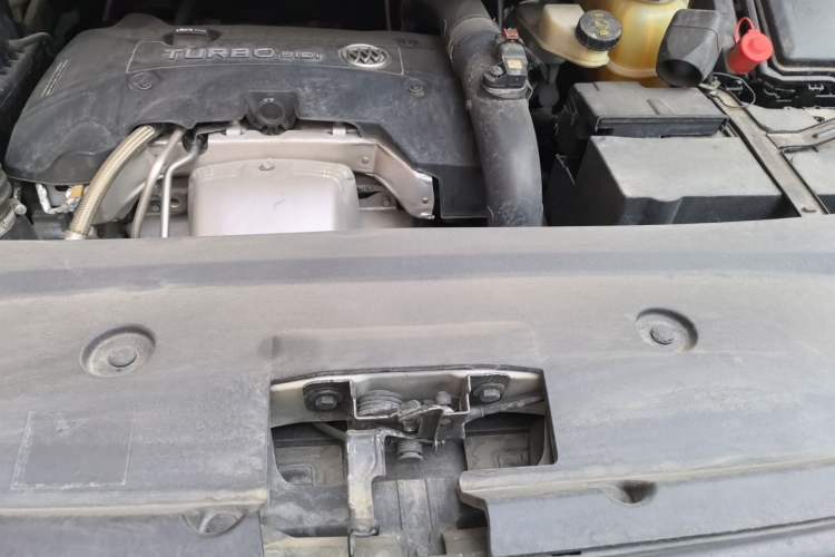 Used Buick GL8 2017 ES 28T Comfort Model China V Standard Engine Bay