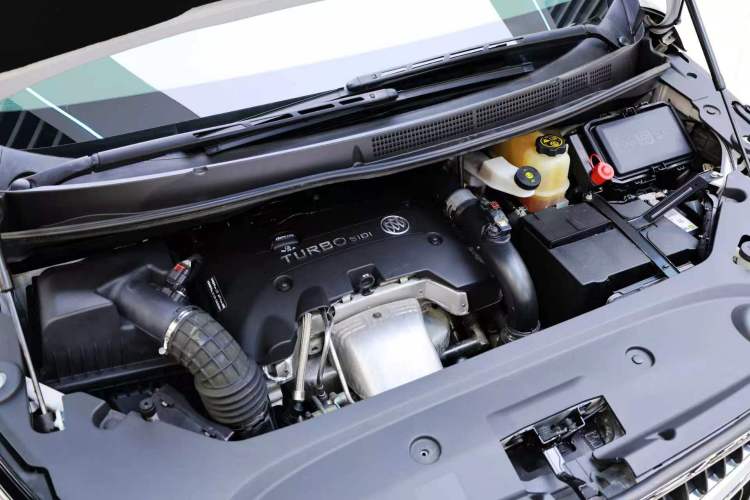 Used Buick GL8 2017 ES 28T Flagship Model China V Standard Engine Bay