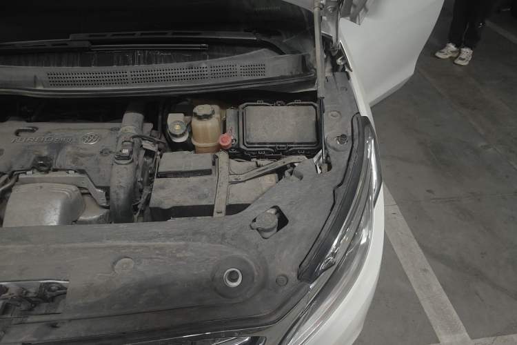 Used Buick GL8 2017 ES 28T Comfort Model China V Standard Engine Bay Left
