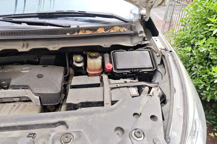 Used Buick GL8 2017 25S Luxury Version China V Standard Engine Bay Left