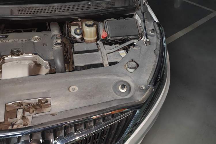 Used Buick GL8 2017 ES 28T Luxury Model China V Standard Engine Bay Left
