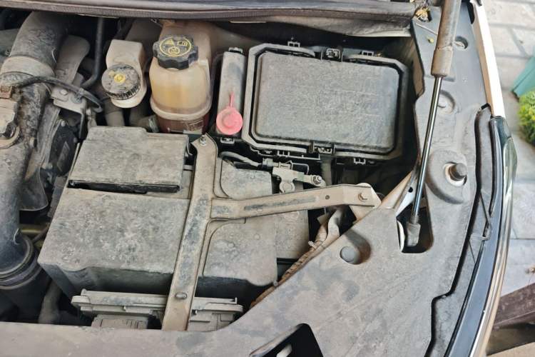 Used Buick GL8 2017 ES 28T Comfort Model China V Standard Engine Bay Left