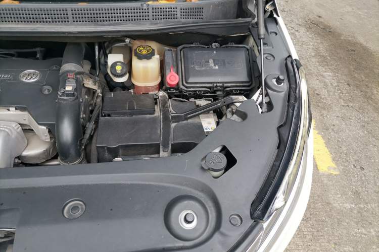 Used Buick GL8 2017 ES 28T Comfort Model China V Standard Engine Bay Left