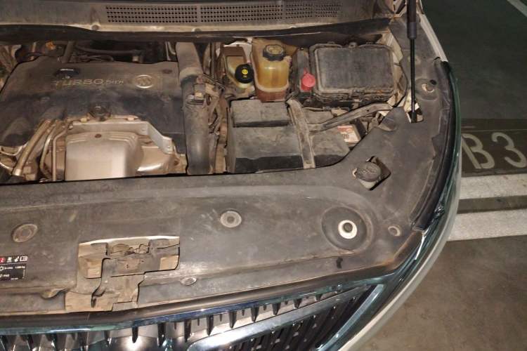 Used Buick GL8 2017 ES 28T Comfort Model China V Standard Engine Bay Left