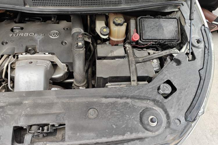 Used Buick GL8 2017 ES 28T Comfort Model China V Standard Engine Bay Left