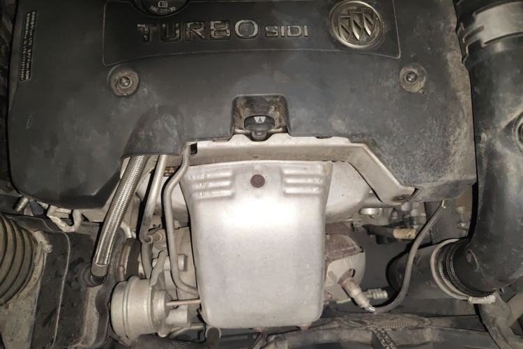 Used Buick GL8 2017 ES 28T Premium Version China V Standard Engine Bay