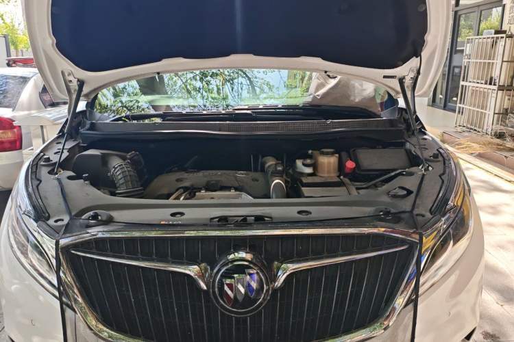 Used Buick GL8 2017 ES 28T Flagship Model China V Standard Engine Bay