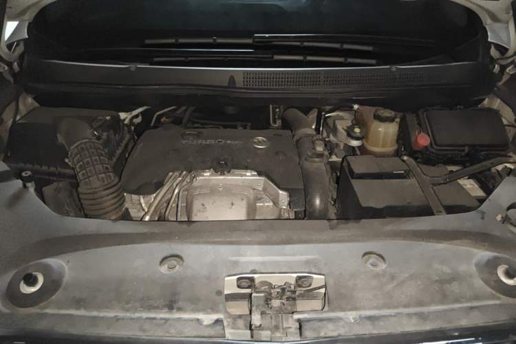Used Buick GL8 2017 ES 28T Premium Version China V Standard Engine Bay
