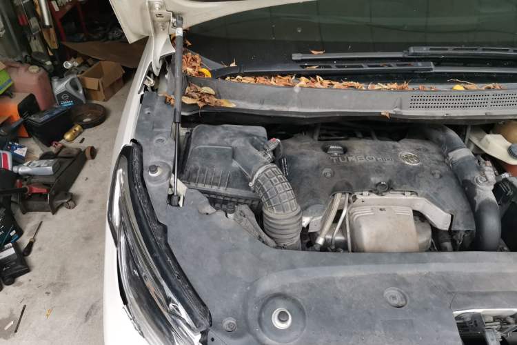 Used Buick GL8 2017 ES 28T Flagship Model China V Standard Engine Bay Right