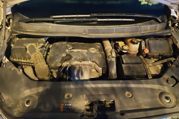 Used Buick GL8 2017 ES 28T Flagship Model China V Standard Engine Bay