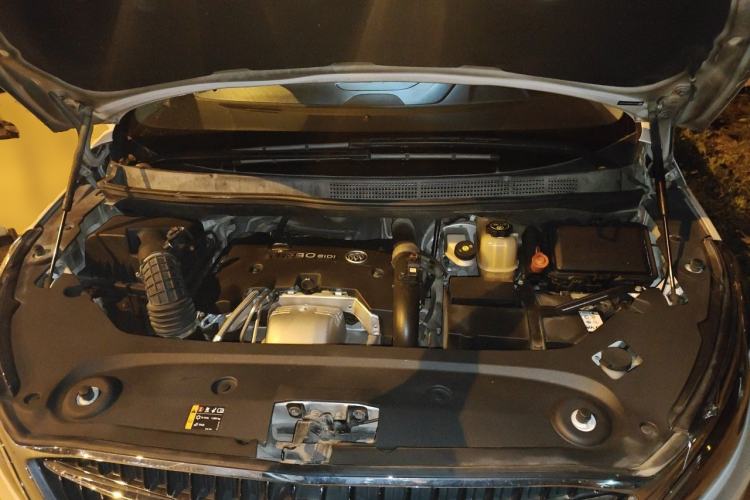 Used Buick GL8 2017 ES 28T Luxury Model China V Standard Engine Bay