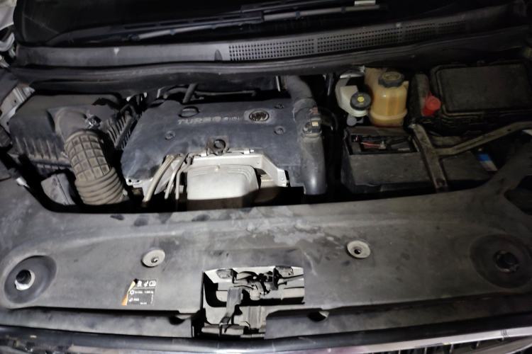 Used Buick GL8 2017 ES 28T Flagship Model China V Standard Engine Bay