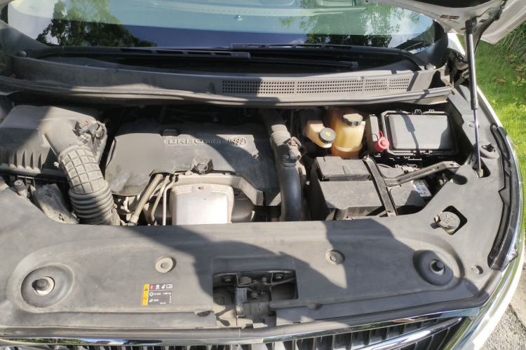 Used Buick GL8 2017 ES 28T Flagship Model China V Standard Engine Bay