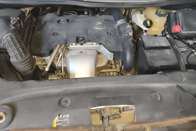 Used Buick GL8 2017 ES 28T Flagship Model China V Standard Engine Bay