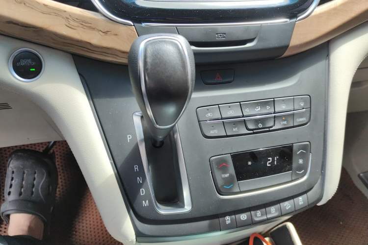 Used Buick GL8 2017 ES 28T Comfort Model China V Standard Gear Lever