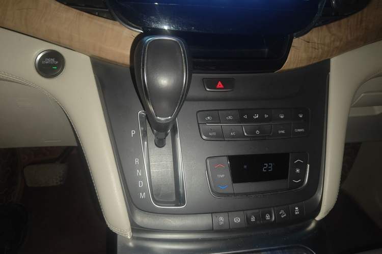 Used Buick GL8 2017 ES 28T Comfort Model China V Standard Gear Lever
