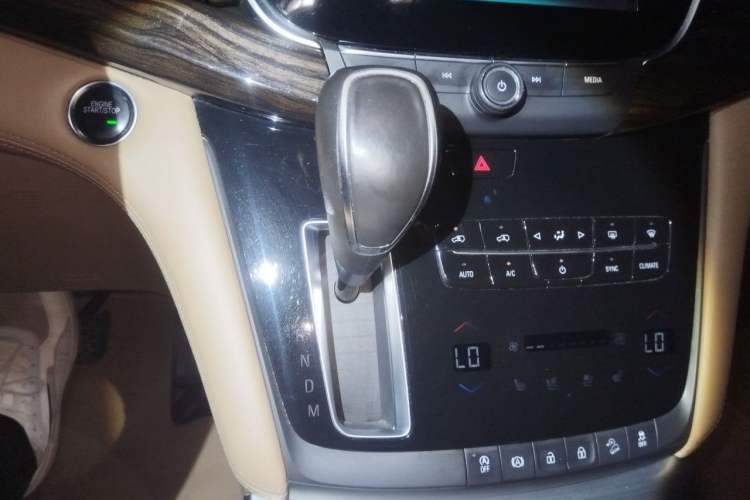 Used Buick GL8 2017 ES 28T Flagship Model China V Standard Gear Lever