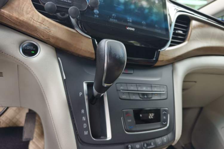 Used Buick GL8 2017 ES 28T Comfort Model China V Standard Gear Lever