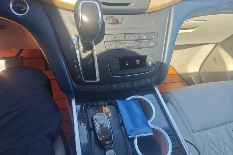 Used Buick GL8 2017 ES 28T Comfort Model China V Standard Gear Lever