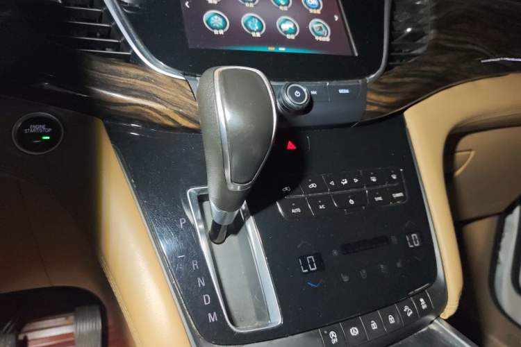 Used Buick GL8 2017 ES 28T Flagship Model China V Standard Gear Lever