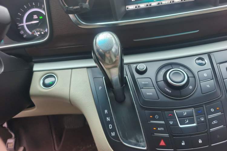 Used Buick GL8 2017 25S Luxury Version China V Standard Gear Lever