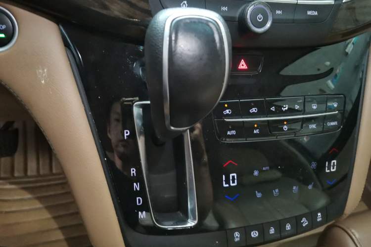 Used Buick GL8 2017 ES 28T Flagship Model China V Standard Gear Lever
