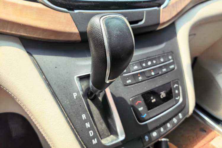Used Buick GL8 2017 ES 28T Comfort Model China V Standard Gear Lever