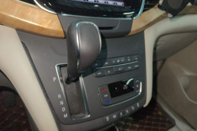 Used Buick GL8 2017 ES 28T Comfort Model China V Standard Gear Lever