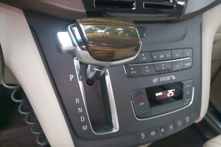 Used Buick GL8 2017 ES 28T Comfort Model China V Standard Gear Lever
