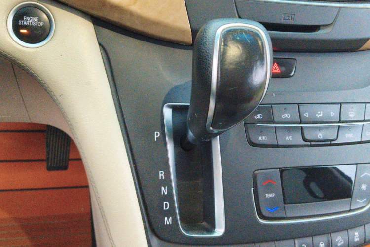Used Buick GL8 2017 ES 28T Comfort Model China V Standard Gear Lever