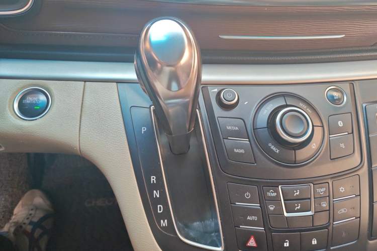 Used Buick GL8 2017 25S Comfort Version China V Standard Gear Lever