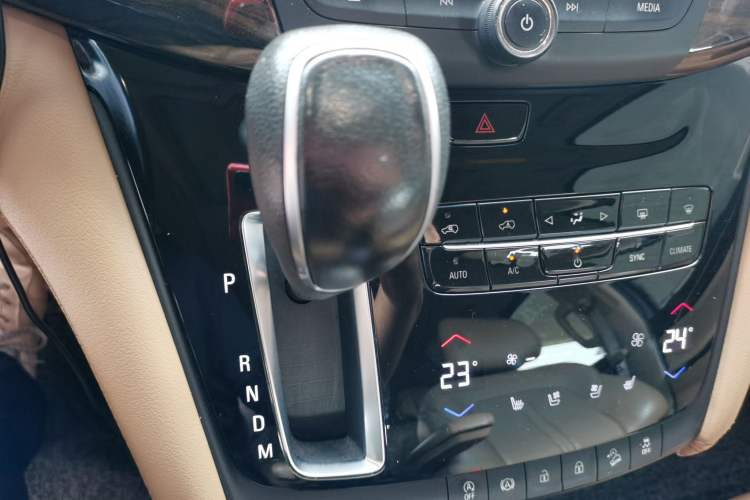 Used Buick GL8 2017 ES 28T Flagship Model China V Standard Gear Lever