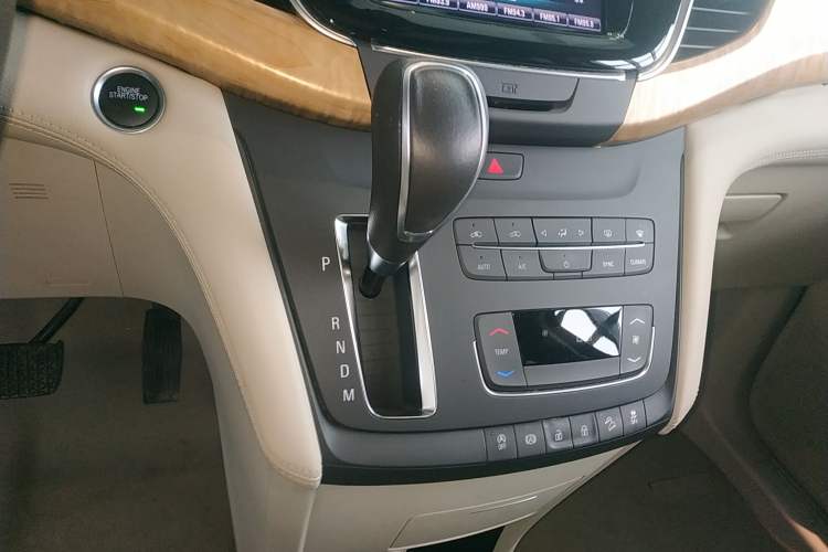 Used Buick GL8 2017 ES 28T Comfort Model China V Standard Gear Lever