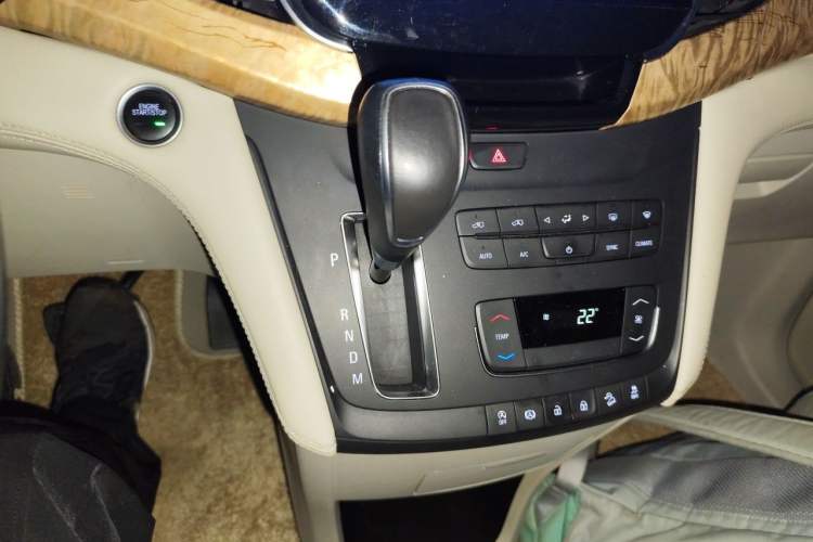 Used Buick GL8 2017 ES 28T Comfort Model China V Standard Gear Lever