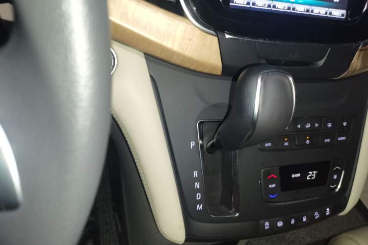 Used Buick GL8 2017 ES 28T Comfort Model China V Standard Gear Lever