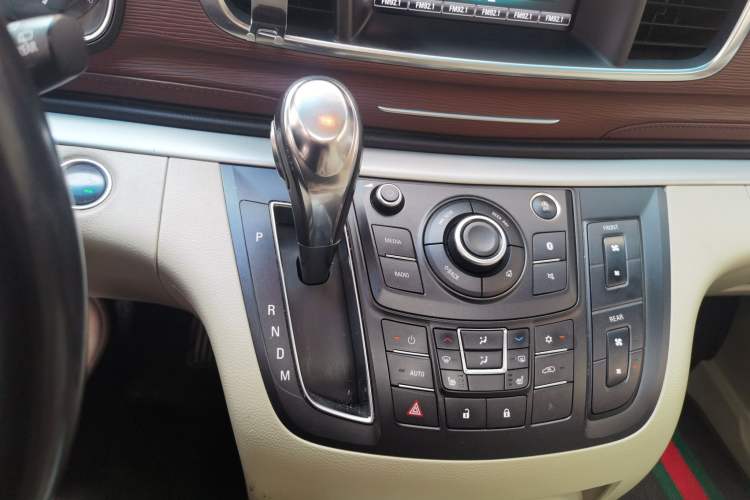Used Buick GL8 2017 25S Prestige Version China V Standard Gear Lever