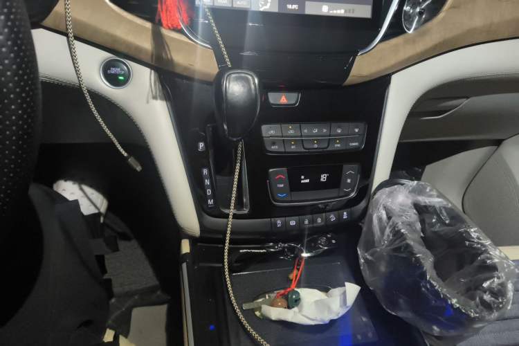 Used Buick GL8 2017 ES 28T Comfort Model China V Standard Gear Lever