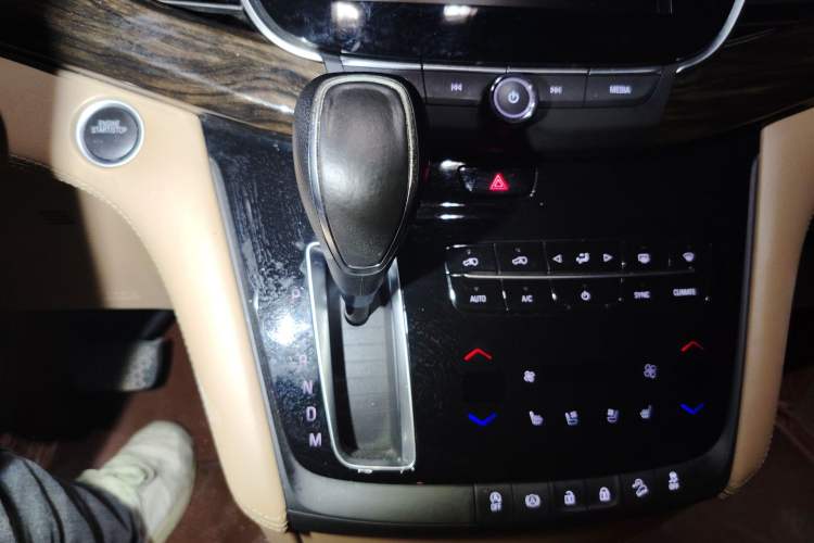 Used Buick GL8 2017 ES 28T Flagship Model China V Standard Gear Lever