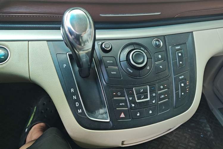 Used Buick GL8 2017 25S Prestige Version China V Standard Gear Lever