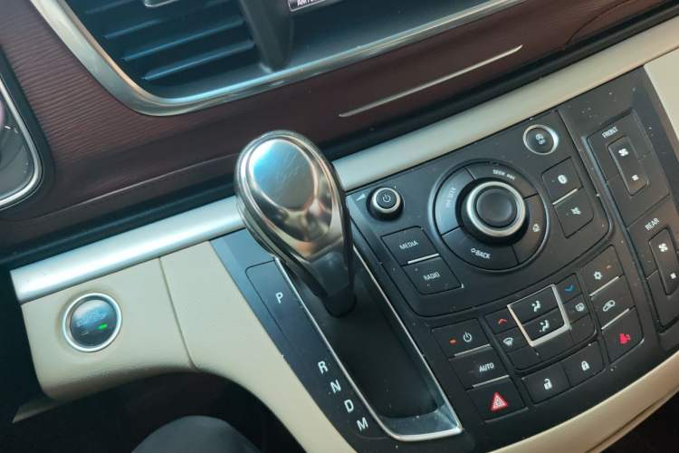 Used Buick GL8 2017 25S Comfort Version China V Standard Gear Lever