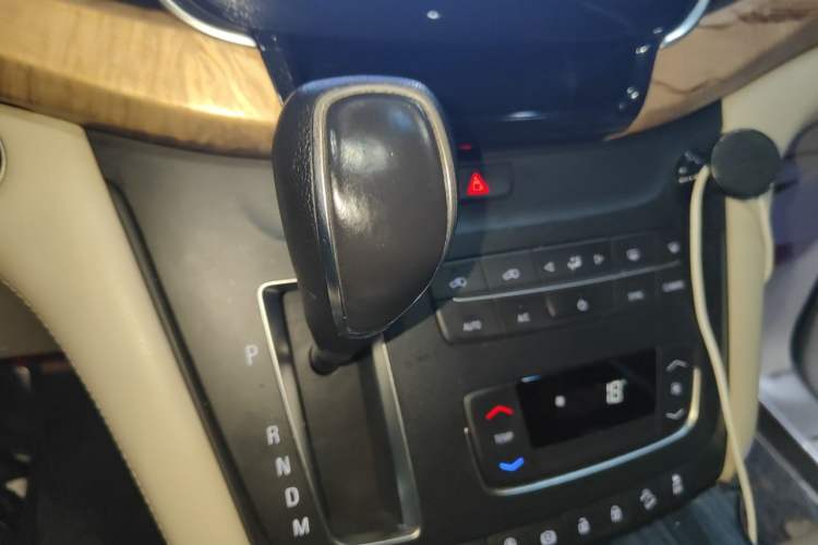 Used Buick GL8 2017 ES 28T Comfort Model China V Standard Gear Lever