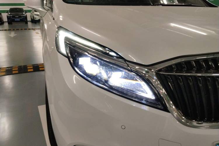 Used Buick GL8 2017 ES 28T Flagship Model China V Standard Right Front Headlight
