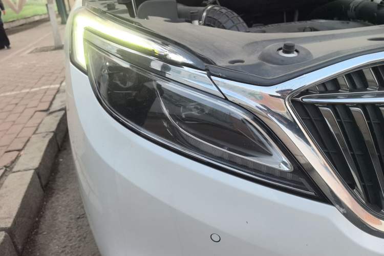 Used Buick GL8 2017 ES 28T Flagship Model China V Standard Right Front Headlight