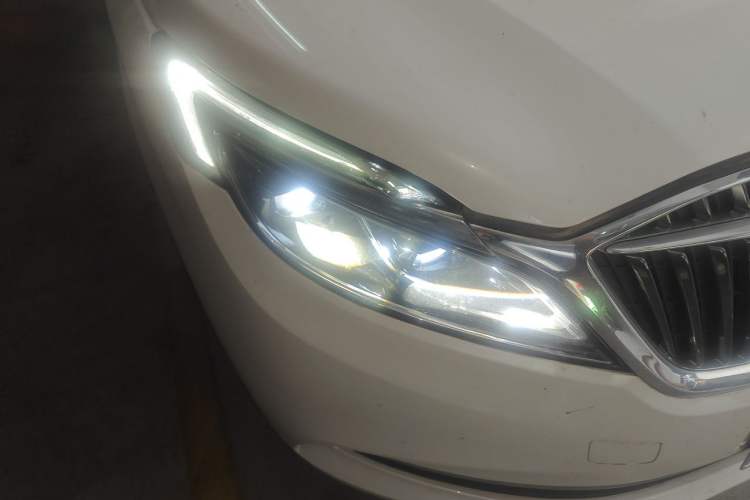 Used Buick GL8 2017 ES 28T Premium Version China V Standard Right Front Headlight