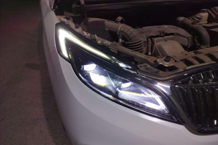 Used Buick GL8 2017 ES 28T Luxury Model China V Standard Right Front Headlight