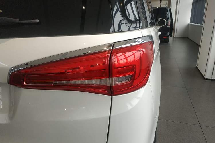 Used Buick GL8 2017 ES 28T Comfort Model China V Standard Right Rear Taillight