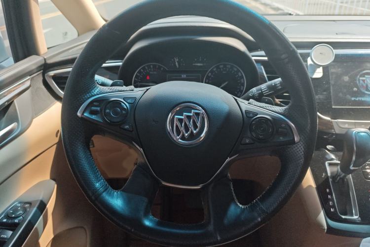 Used Buick GL8 2017 ES 28T Luxury Model China V Standard Steering Wheel